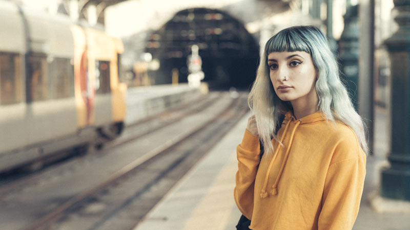 rapariga à espera do comboio 